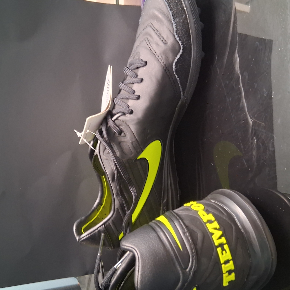 Nike Black and Green Athletic Shoes with Dynamic Design
